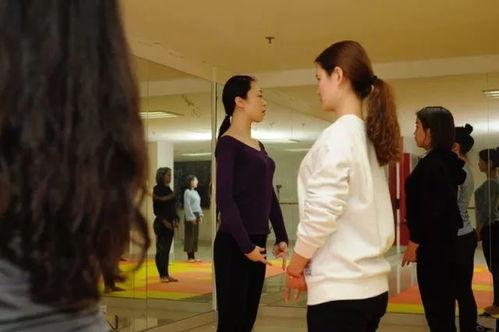 成人读中国朗诵稿子视频,成人情感抒发与心灵共鸣-第3张图片-草莓福利影院