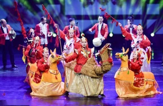 新年舞蹈成人道具视频,成人道具演绎传统与现代交融-第3张图片-草莓视频分享平台
